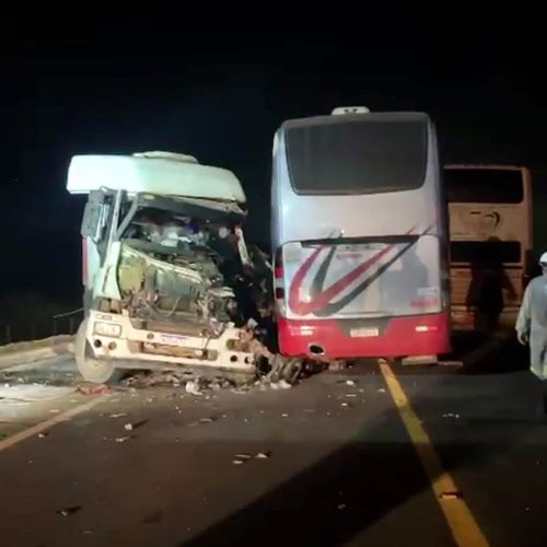 Colisão com dois ônibus deixa caminhão destruído, motorista preso às ferragens e BR-163 interditada entre Sinop e Sorriso
