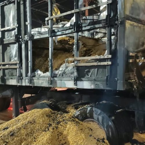Incêndio em carreta carregada é contido pelos bombeiros no Nortão