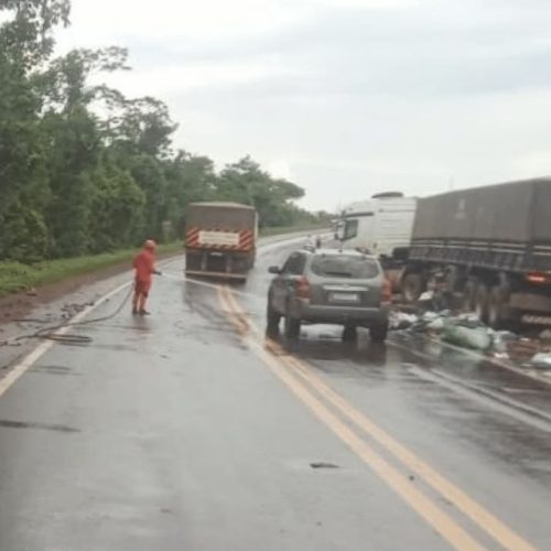TRANSITO: Carreta e van se envolvem em acidente em rodovia de Mato Grosso