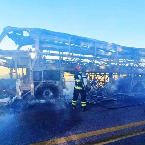 Ônibus com destino a Sinop pega fogo e fica destruído em rodovia