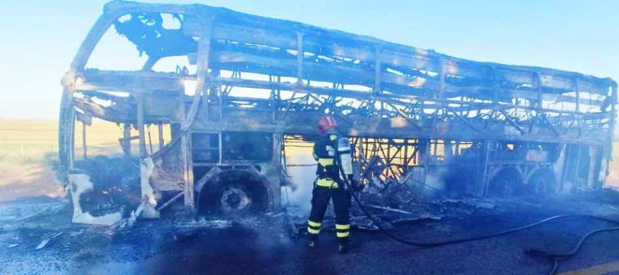 Ônibus com destino a Sinop pega fogo e fica destruído em rodovia