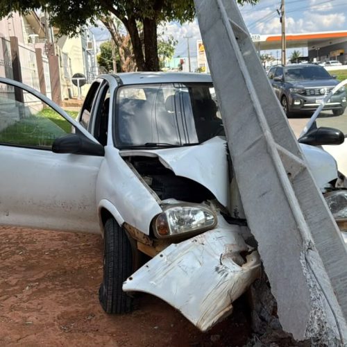 Condutor perde controle de carro e bate contra poste em Sorriso