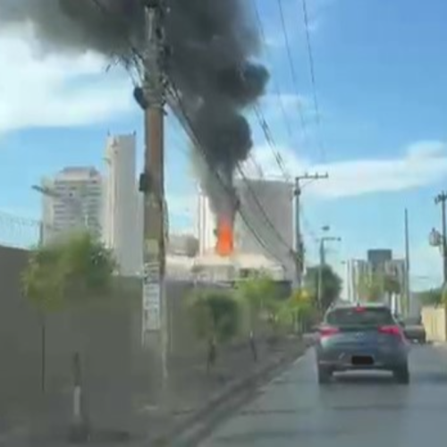 Corpo de Bombeiros combate incêndio no Shopping Pantanal
