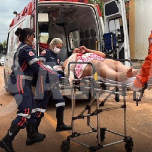 DANÇARINA DO ESTABELECIMENTO: Mulher leva ‘garrafada’ na cabeça após dançar com homem casado em bar