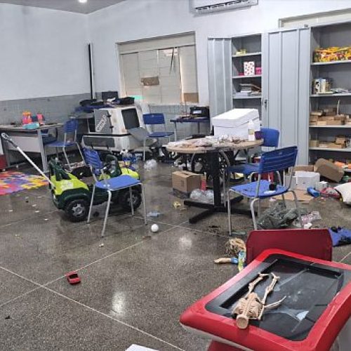 VANDALISMO: Aulas seguem normalmente na Emeb Dejani Ribeiro Campos após ato de vandalismo