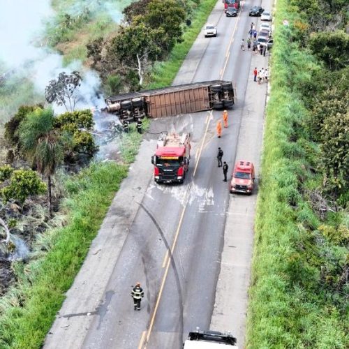 Corpo de Bombeiros socorre vítima e combate incêndio em carreta após acidente na BR-070