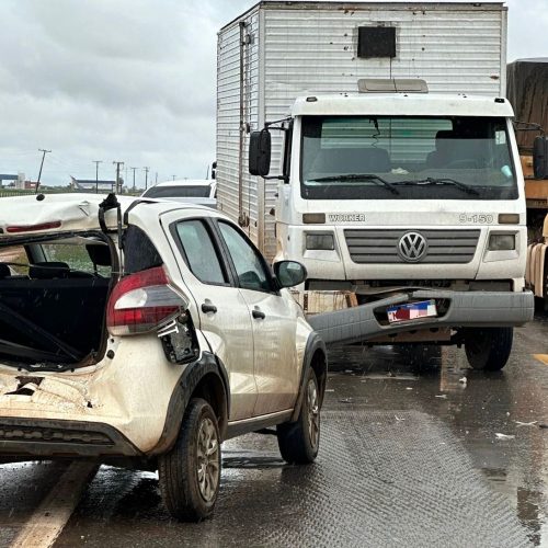 Engavetamento envolve cinco veículos na BR-163 em Sorriso