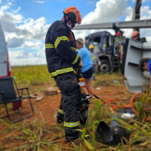 Corpo de Bombeiros resgata vítima presa às ferragens de carreta após acidente