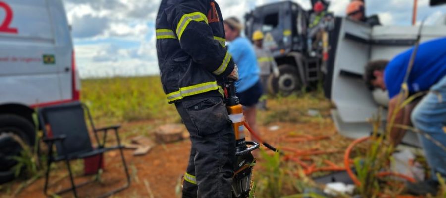 Corpo de Bombeiros resgata vítima presa às ferragens de carreta após acidente