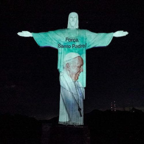 Cristo Redentor recebe projeção de imagens em apoio ao papa Francisco; veja fotos