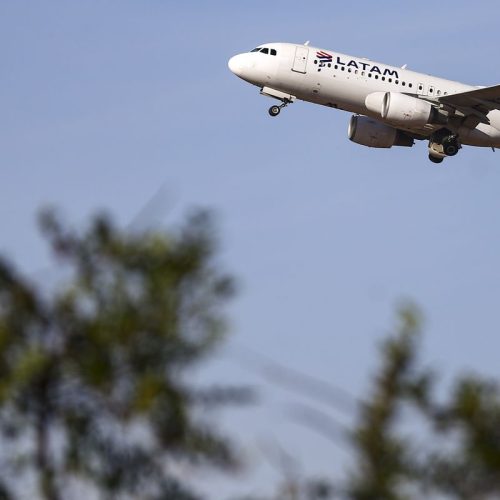 Latam anuncia compra de 24 aviões da Embraer