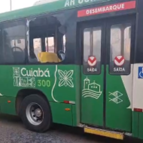 Fumaça toma conta de ônibus e passageira pula pela janela na avenida Miguel Sutil