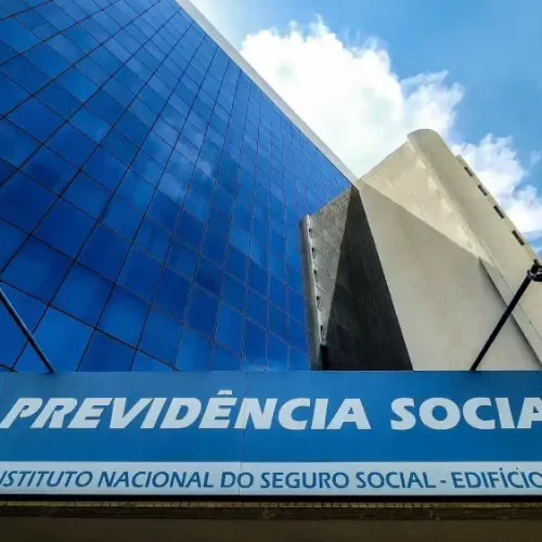 INSS começa a devolver descontos indevidos a aposentados: veja datas, valores e como receber