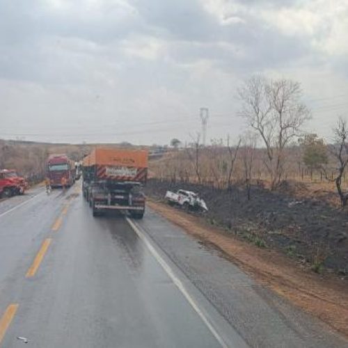 Batida entre S10 e carreta mata duas pessoas e deixa uma ferida em rodovia