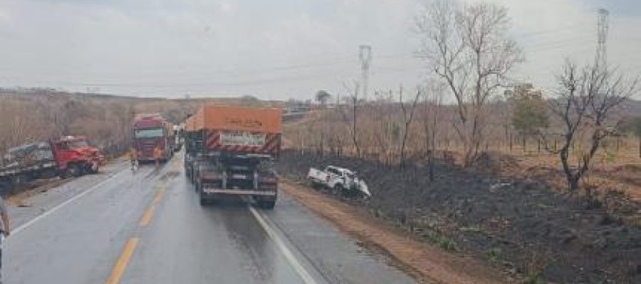 Batida entre S10 e carreta mata duas pessoas e deixa uma ferida em rodovia