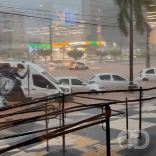 Motoristas sobem canteiro central para passar pela av. do CPA