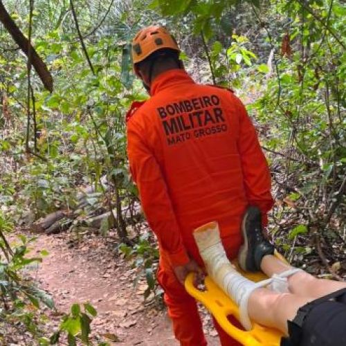 Turista quebra a perna em trilha de cachoeira e é resgatada pelo Corpo de Bombeiros