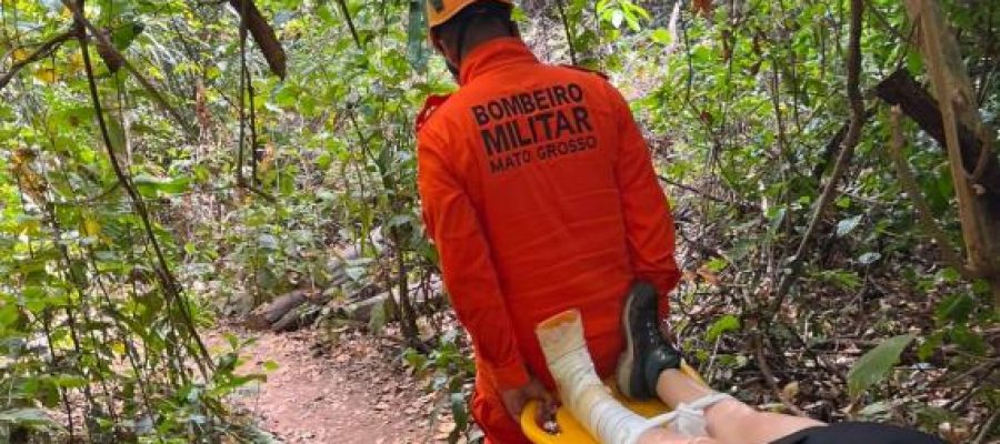 Turista quebra a perna em trilha de cachoeira e é resgatada pelo Corpo de Bombeiros