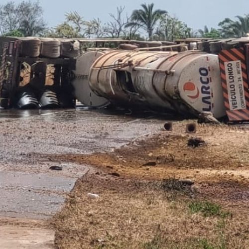 BR-364: Carreta carregada com diesel tomba, deixando um morto e outro ferido