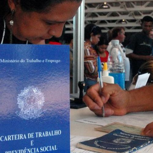 Número de pessoas em busca de emprego cai 21% no segundo trimestre