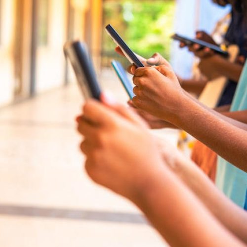 Celular proibido nas escolas: veja perguntas e respostas sobre lei federal