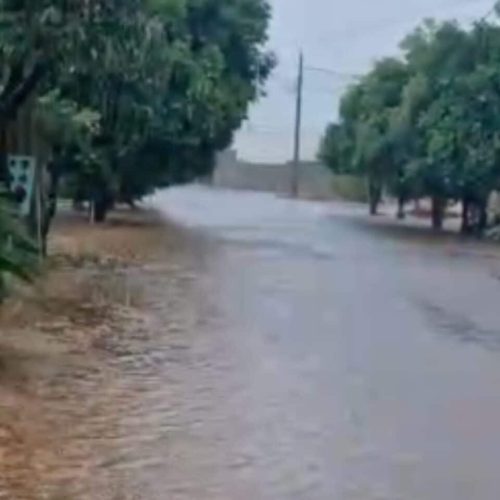 Chuva rápida e intensa causa alagamentos em vias e escola de Sinop