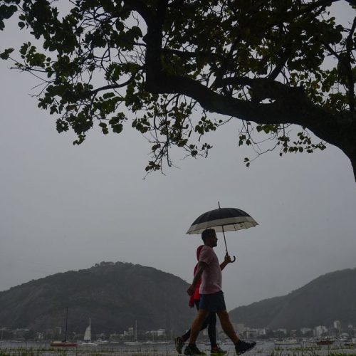 Pancadas fortes de chuva e umidade do ar a 20%: início da semana tem de tudo!