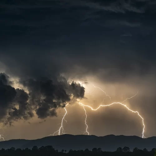 CLIMA HOJE: Aproximação de frente fria traz chuva com raios, mas calor persiste