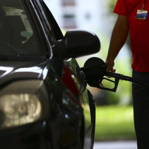 MÃO NO BOLSO: Preço dos combustíveis preocupa governo; Petrobras analisa reajuste na 4ª