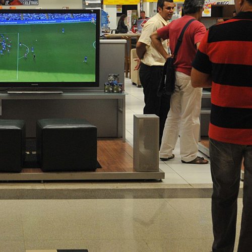 Vendas no comércio recuam 0,1% em junho, 3º mês seguido de queda