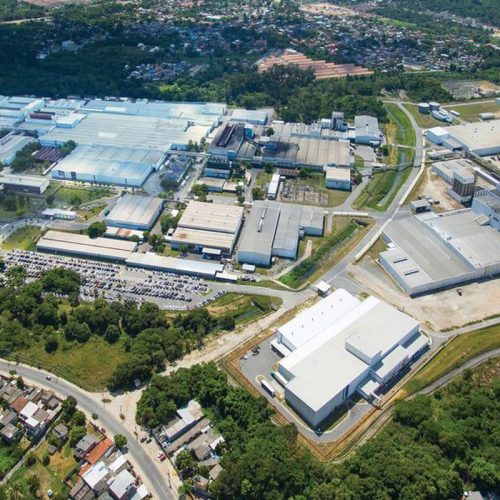 Emprego industrial tem primeira queda mensal em 18 meses