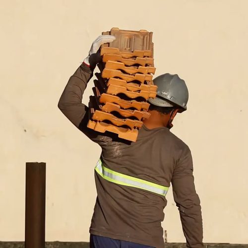 Salário na construção recua 22% em dez anos, diz IBGE