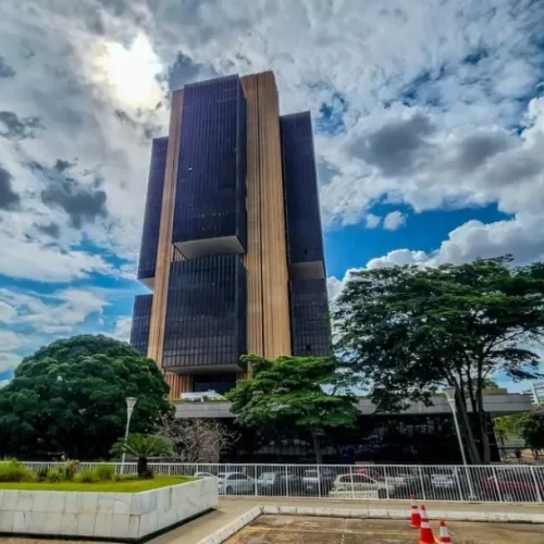 CRÉDITO MAIS CARO: Copom eleva juros básicos da economia para 15% ao ano