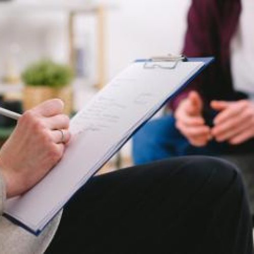 Iniciativas e projetos oferecem tratamento psicológico gratuito ou por valor social