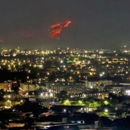 NA MANHÃ DE TERÇA: Bombeiros usam 3 aeronaves para combater incêndio no Morro de Santo Antônio