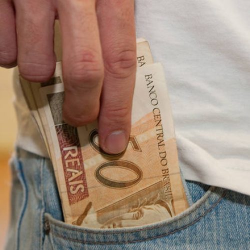 Cartões, dinheiro e cheques. Foto: Marcos Santos/USP Imagens