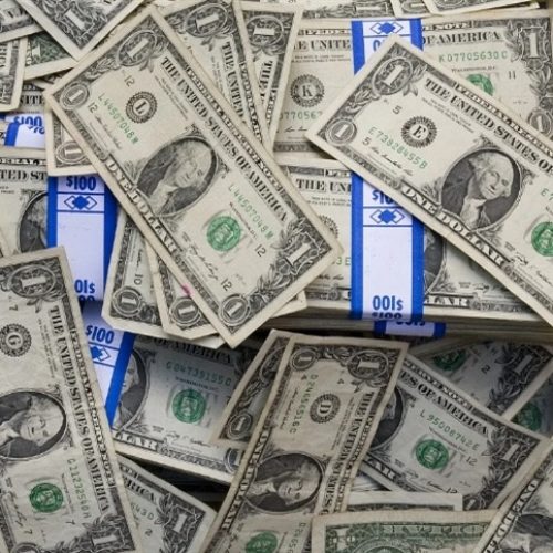 Dólar cai e fecha abaixo de R$5,70, menor valor do ano