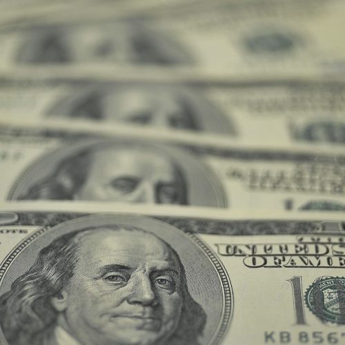 Dólar sobe para R$ 5,75 com tarifas de Trump e declarações de Haddad