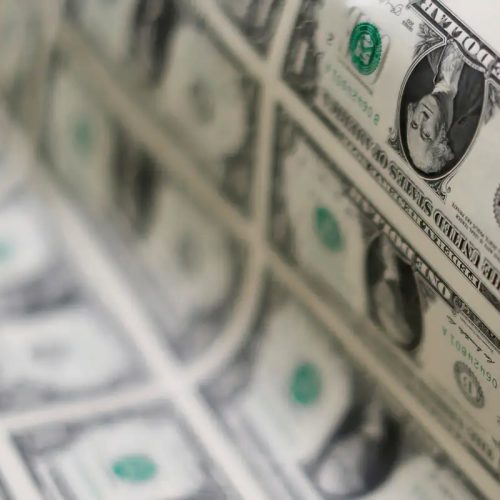 Dólar fecha acima de R$ 5,60 por primeira vez em quase dois meses
