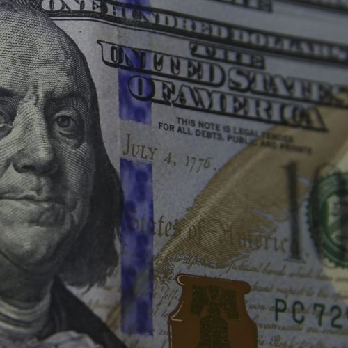 Dólar sobe para R$ 5,74 à espera de Copom