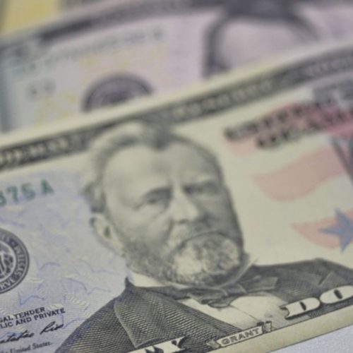 Dólar cai para R$ 5,66 após Copom e acordo entre EUA e Reino Unido