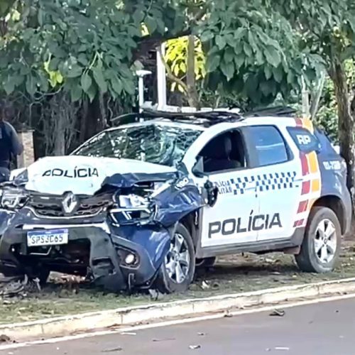 Viatura da PM capota após colidir com carro em avenida de Sinop