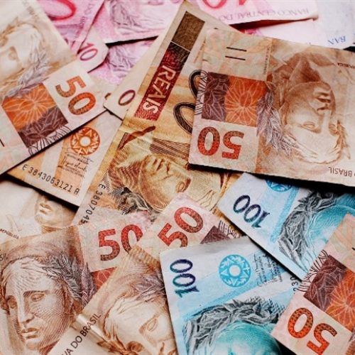Câmbio enfrenta pressão de riscos externos e eleição