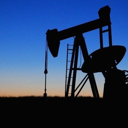 Petróleo recua, mas mantém alta semanal