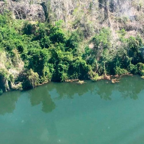 Barco é atingido por lancha no rio Teles Pires em Sinop; pescadores pulam antes