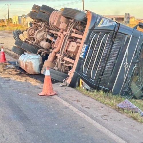 Carreta se envolve em colisão com caminhonete na 163 em Guarantã e tomba