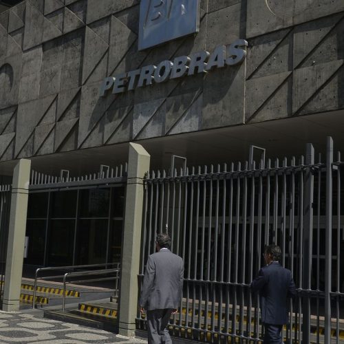 Petroleiros aprovam greve nacional a partir de segunda-feira