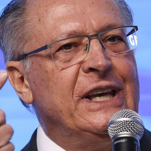 Brasil está conversando “com reserva” com Estados Unidos, diz Alckmin