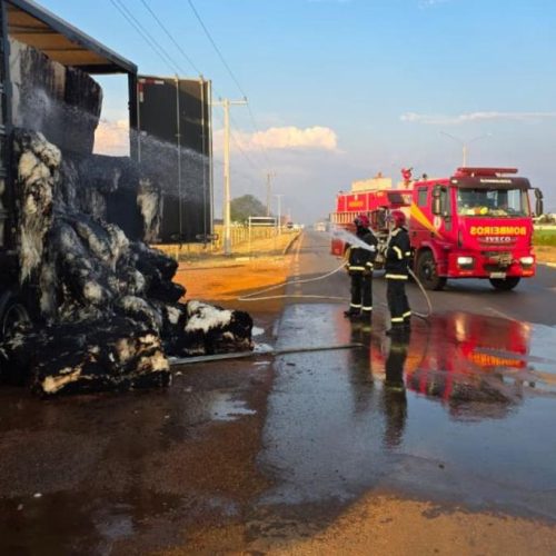 EM CAMPO VERDE-MT: Corpo de Bombeiros combate incêndio em fardos de algodão transportados por carreta