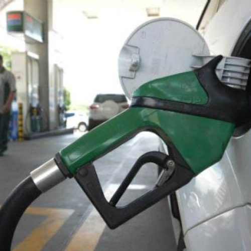 Gasolina alcança o maior valor sob Lula ao subir mais do que o esperado após aumento de ICMS